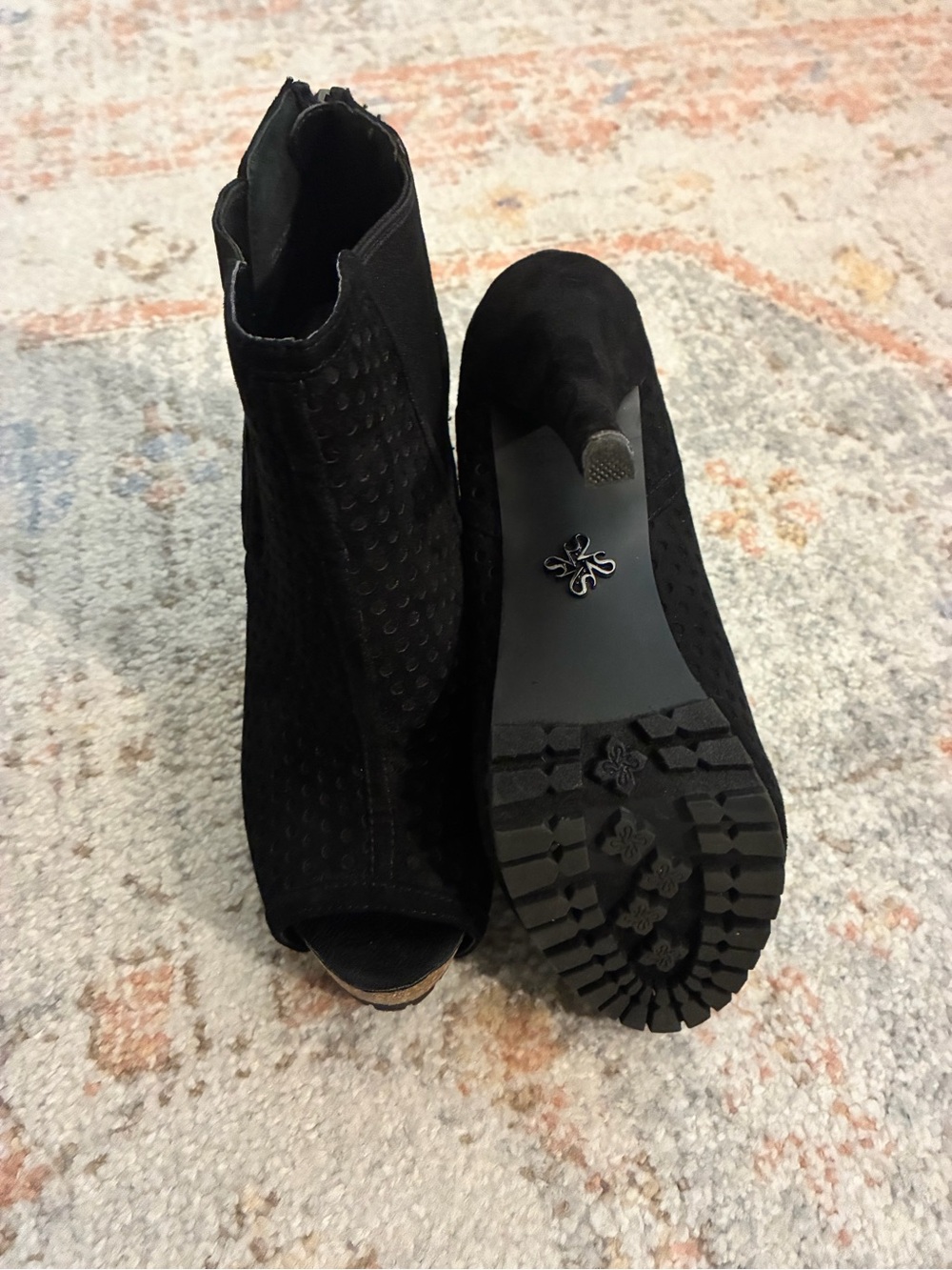 Simply Vera Vera Wang -Y2K-Black Peep-Toe Suede Ankle Booties Size 7 - Picture 6 of 10